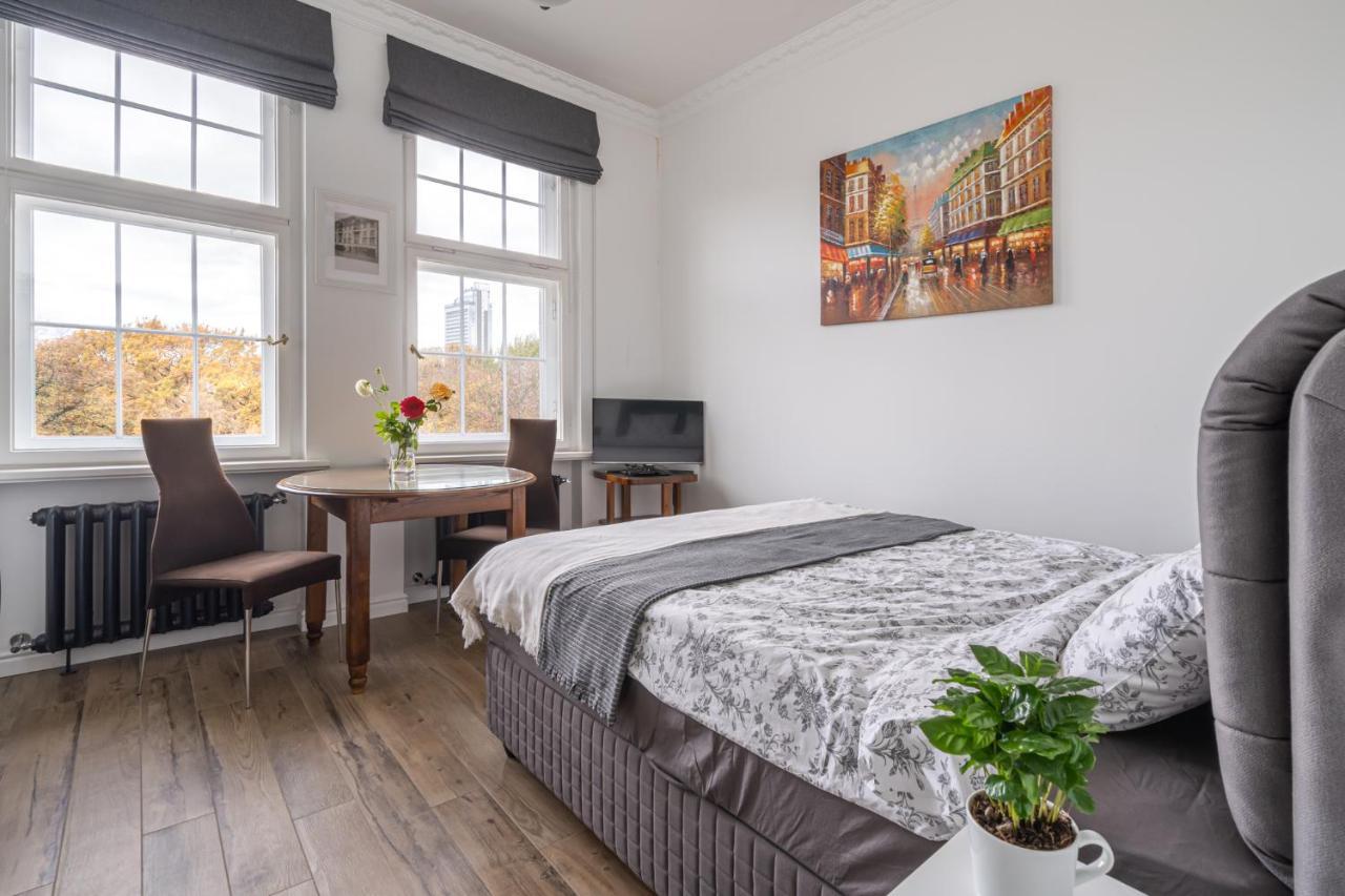 Library House "Bibliotekas Nams" - Apartment With Park View Riga Bagian luar foto
