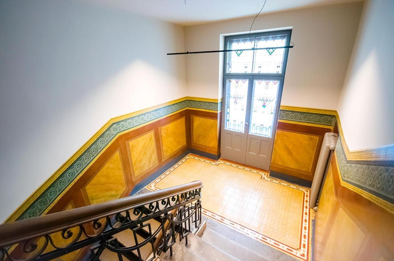 Library House "Bibliotekas Nams" - Apartment With Park View Riga Bagian luar foto